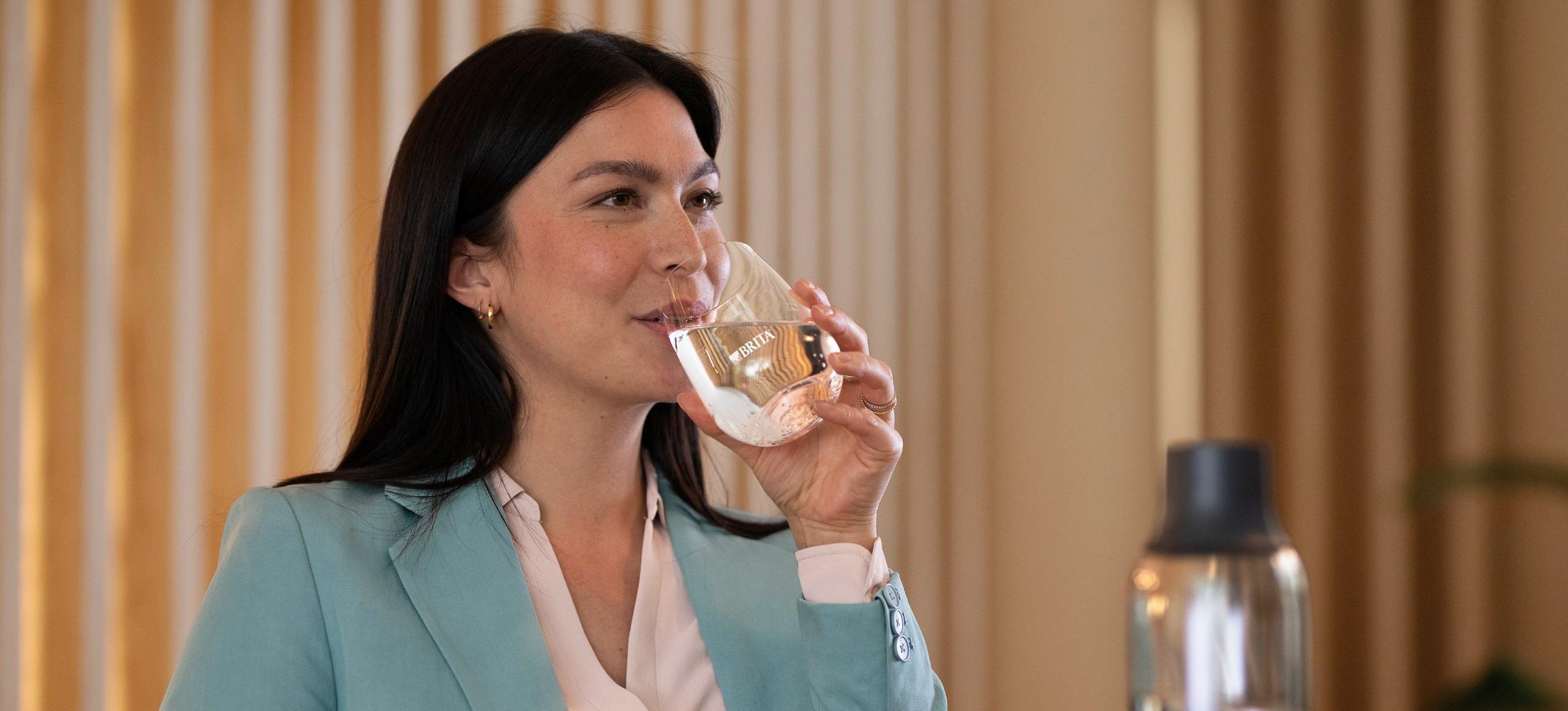 2021_BRITA_woman_drinking_water2560x1160