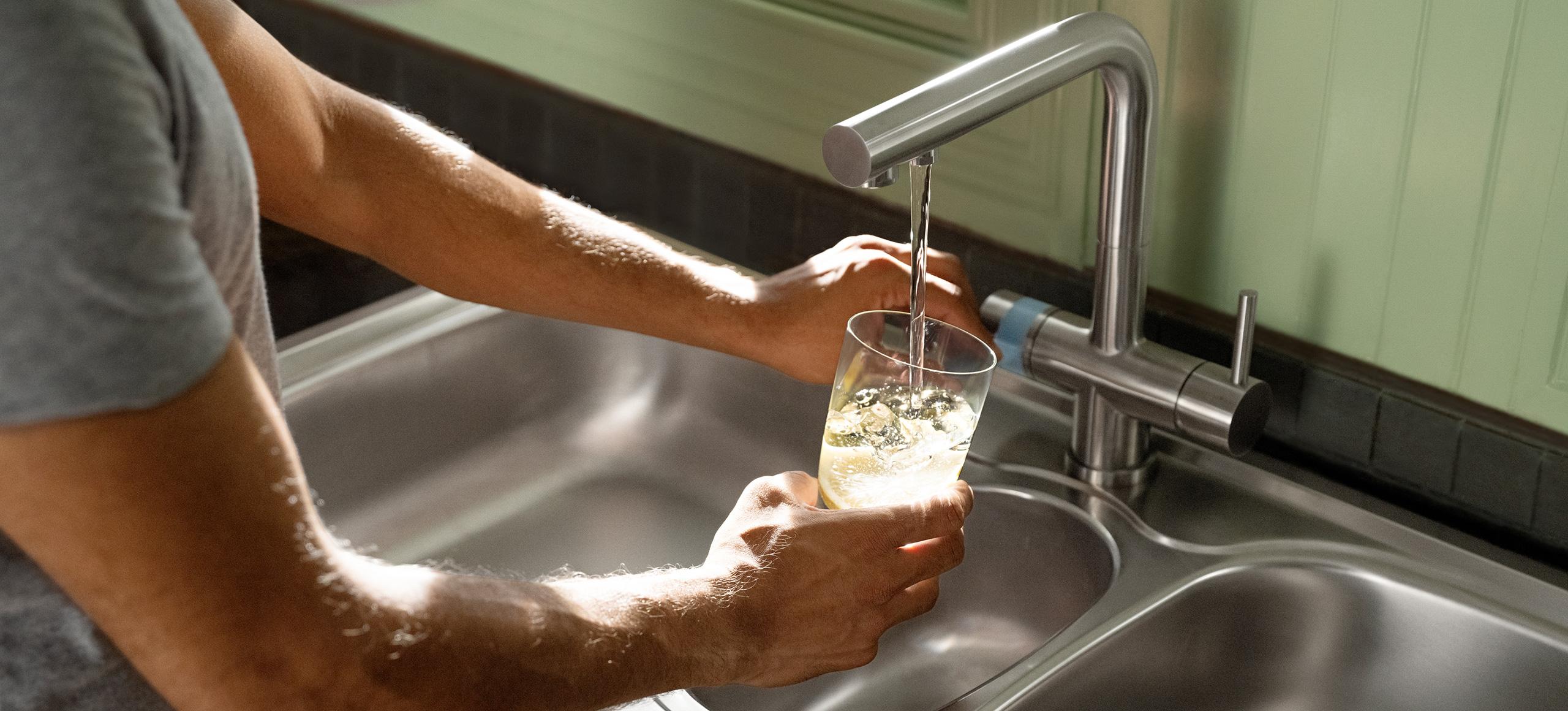 Man operates the BRITA 3-way tap