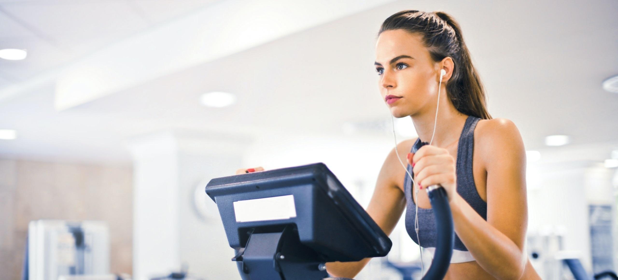 Girl at the gym 2560x1160 v1