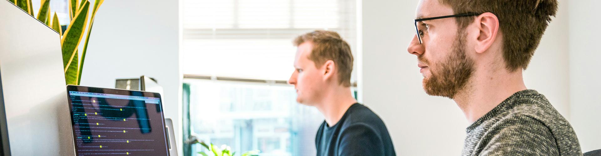 Laptop and employee (1920x500)