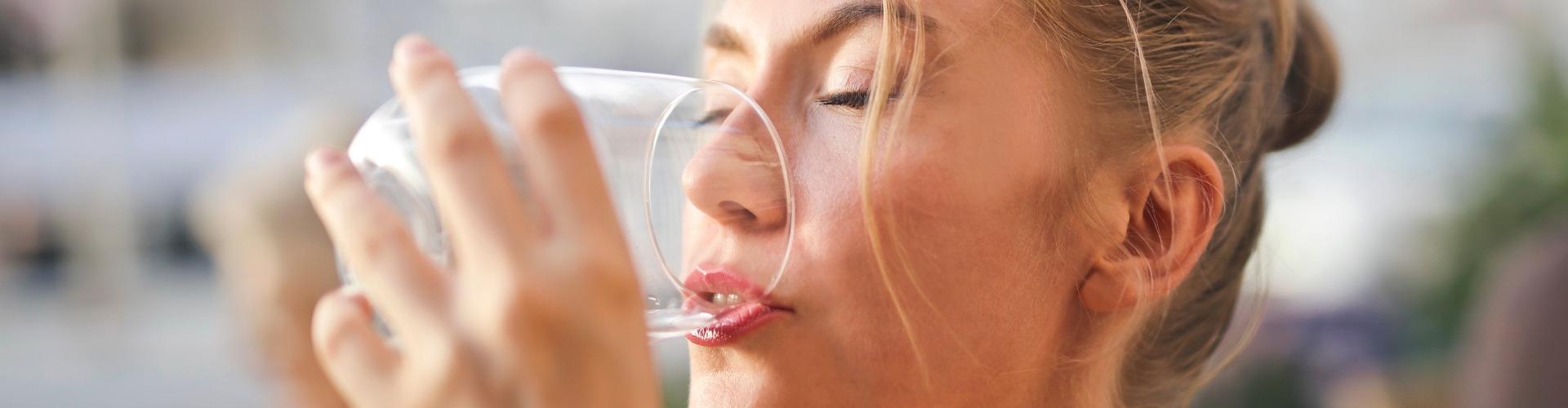 Women drinking water stage_1920x500